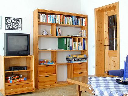 Regal mit B�chern, Informationsmaterial und Spielen